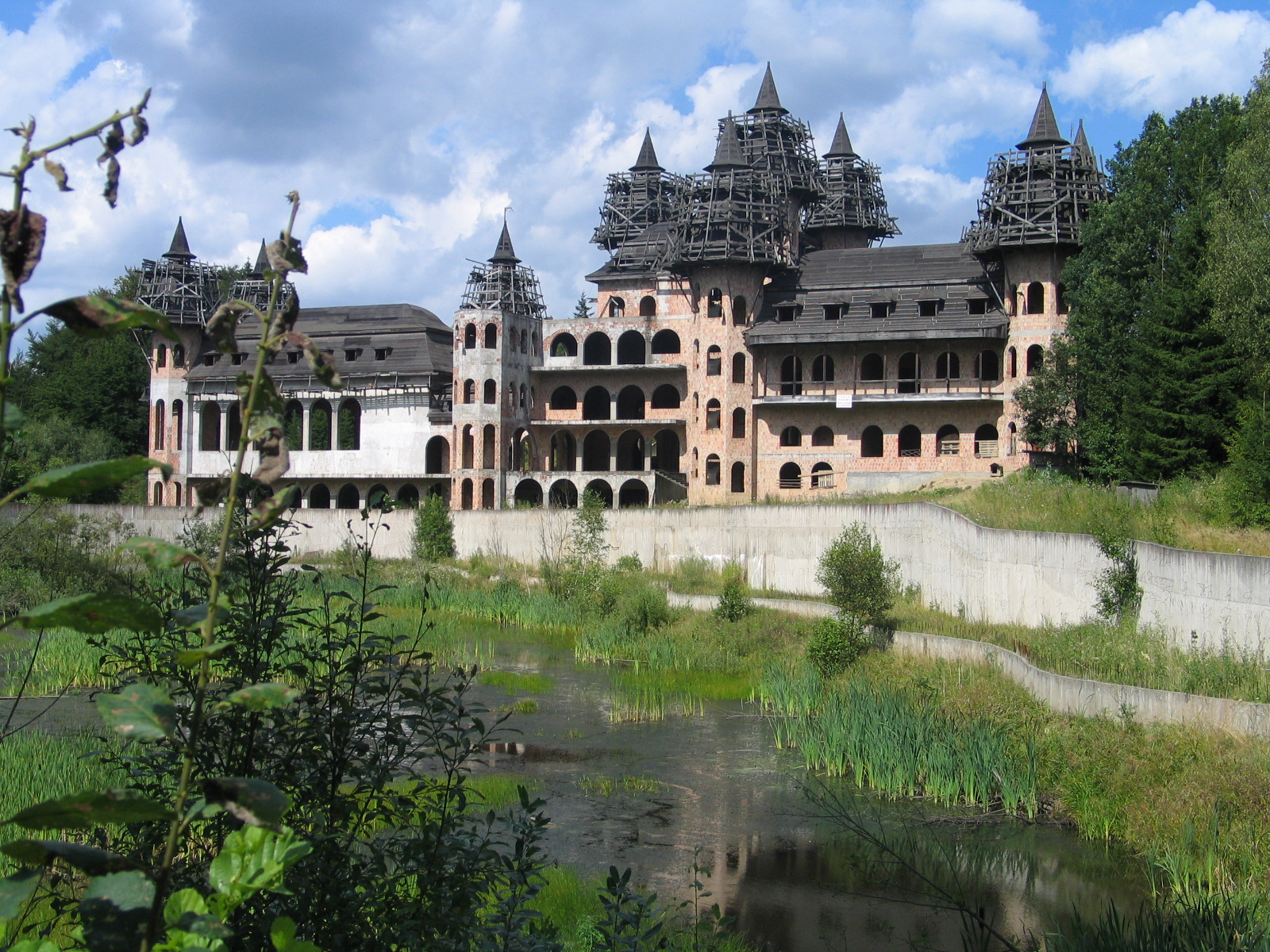 Niedokończone marzenie nad jeziorem. Betonowy gigant z Łapalic, który stał się legendą Kaszub