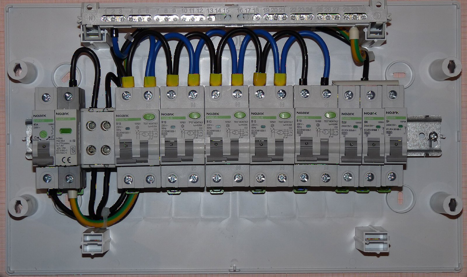 Mieszkaniowa rozdzielnica elektryczna z wyłącznikami nadprądowymi i różnicowoprądowymi
