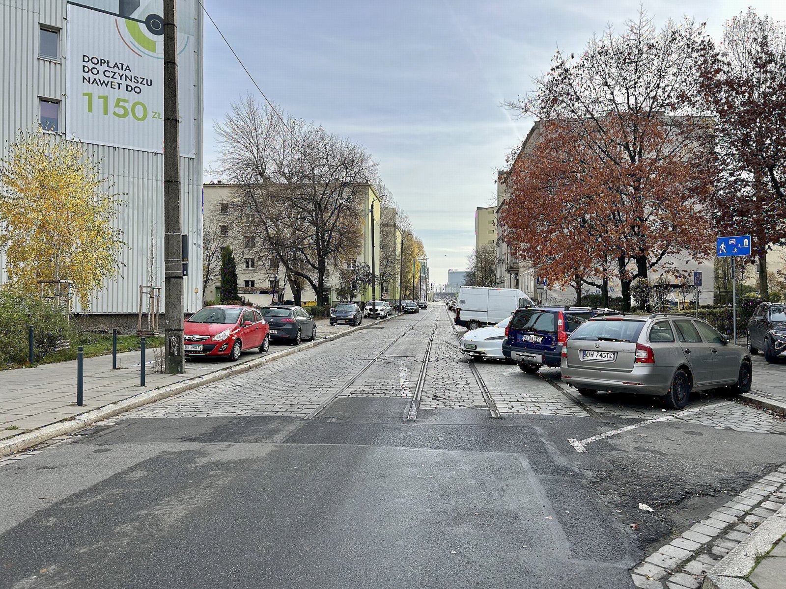 Ulica Kolejowa we Wrocławiu, po lewej budynek z banerem o dopłacie do czynszu