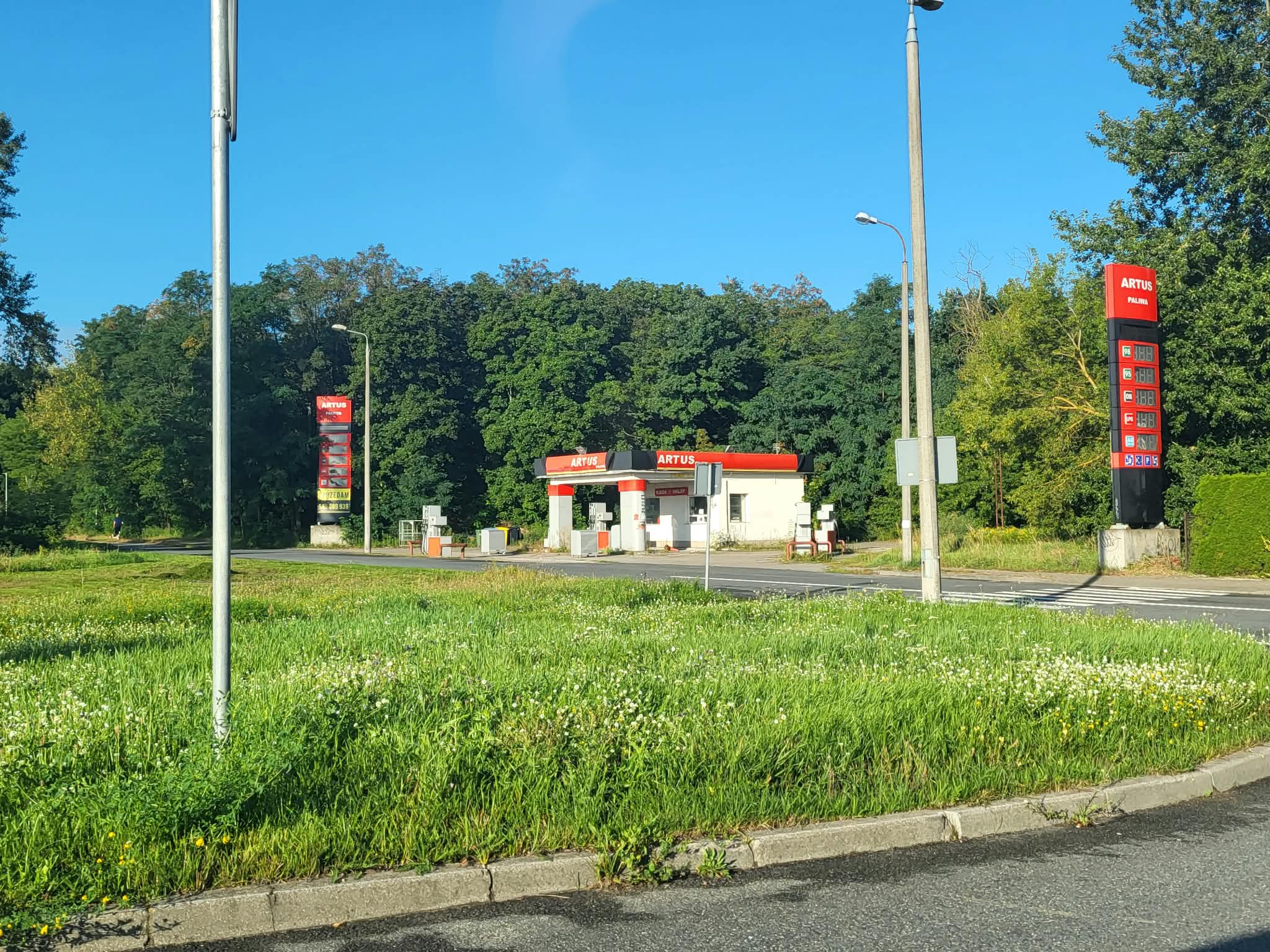 Zamknięta stacja paliw w Toruniu