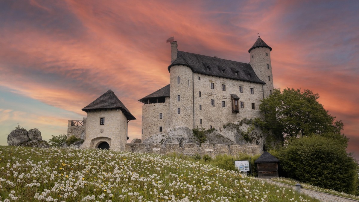 Zamek w Bobolicach: Architektoniczny Feniks czy Kosztowna Atrapa?