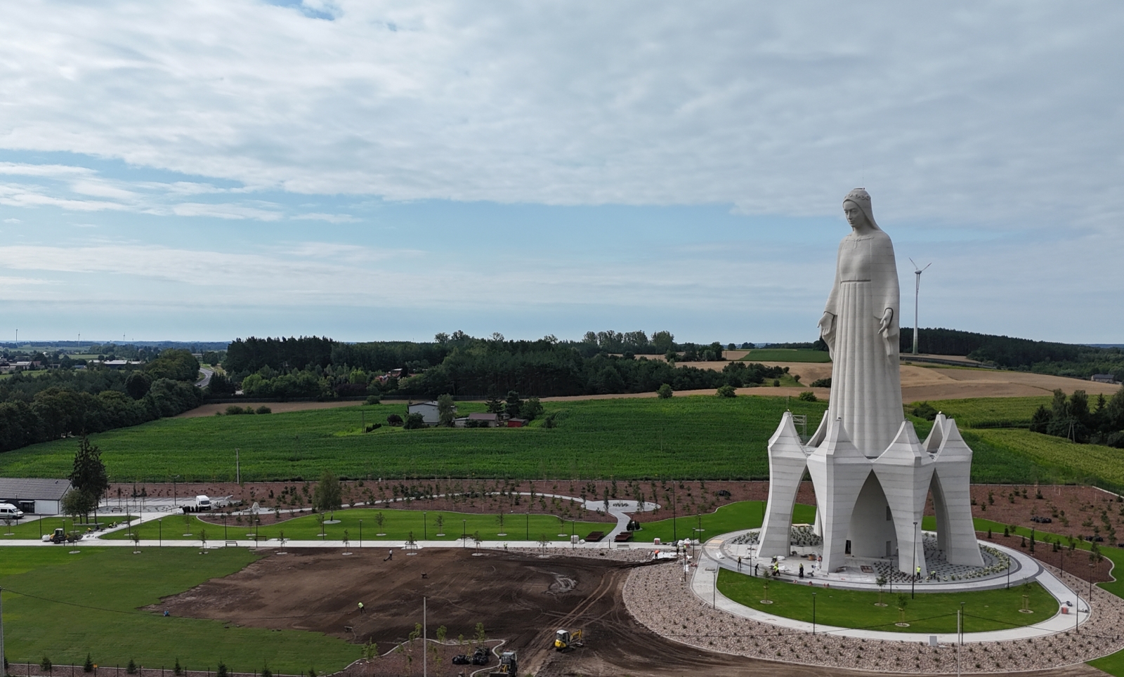 Najwyższa figura Maryi w Europie stanęła pod Toruniem. Co ten pomnik zrobi z okolicą?