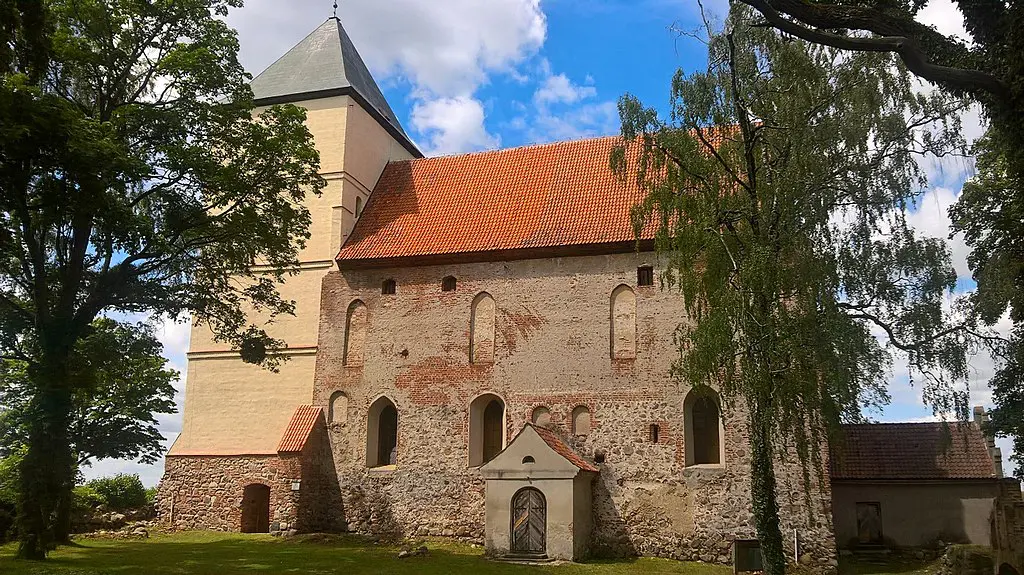 Bezławki: Gdy Krzyżacki Zamek Staje Się Świątynią Przetrwania