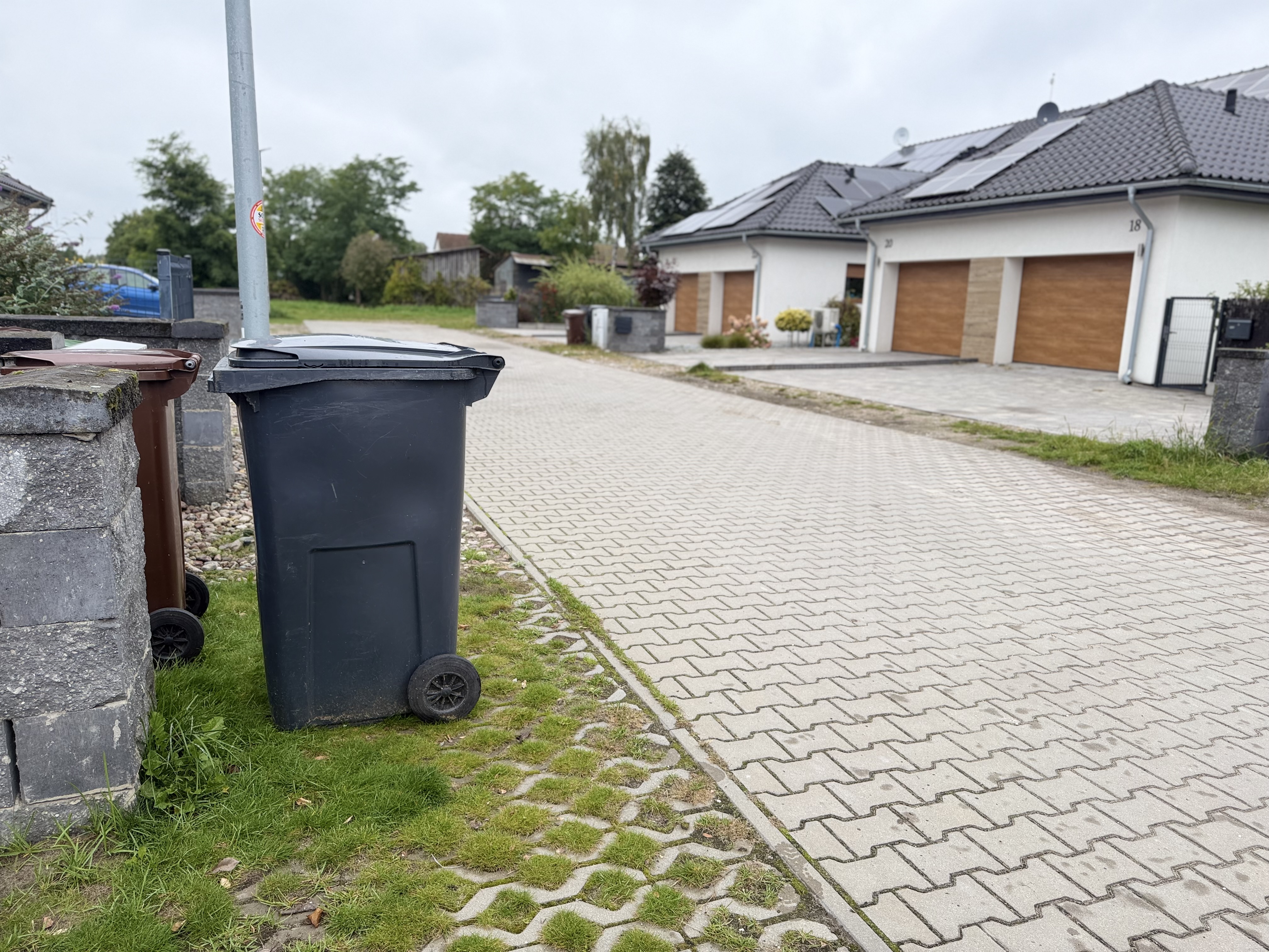 Czy trzeba odsunąć śmietnik 10 metrów od domu? Wyjaśniamy zamieszanie z nowymi przepisami