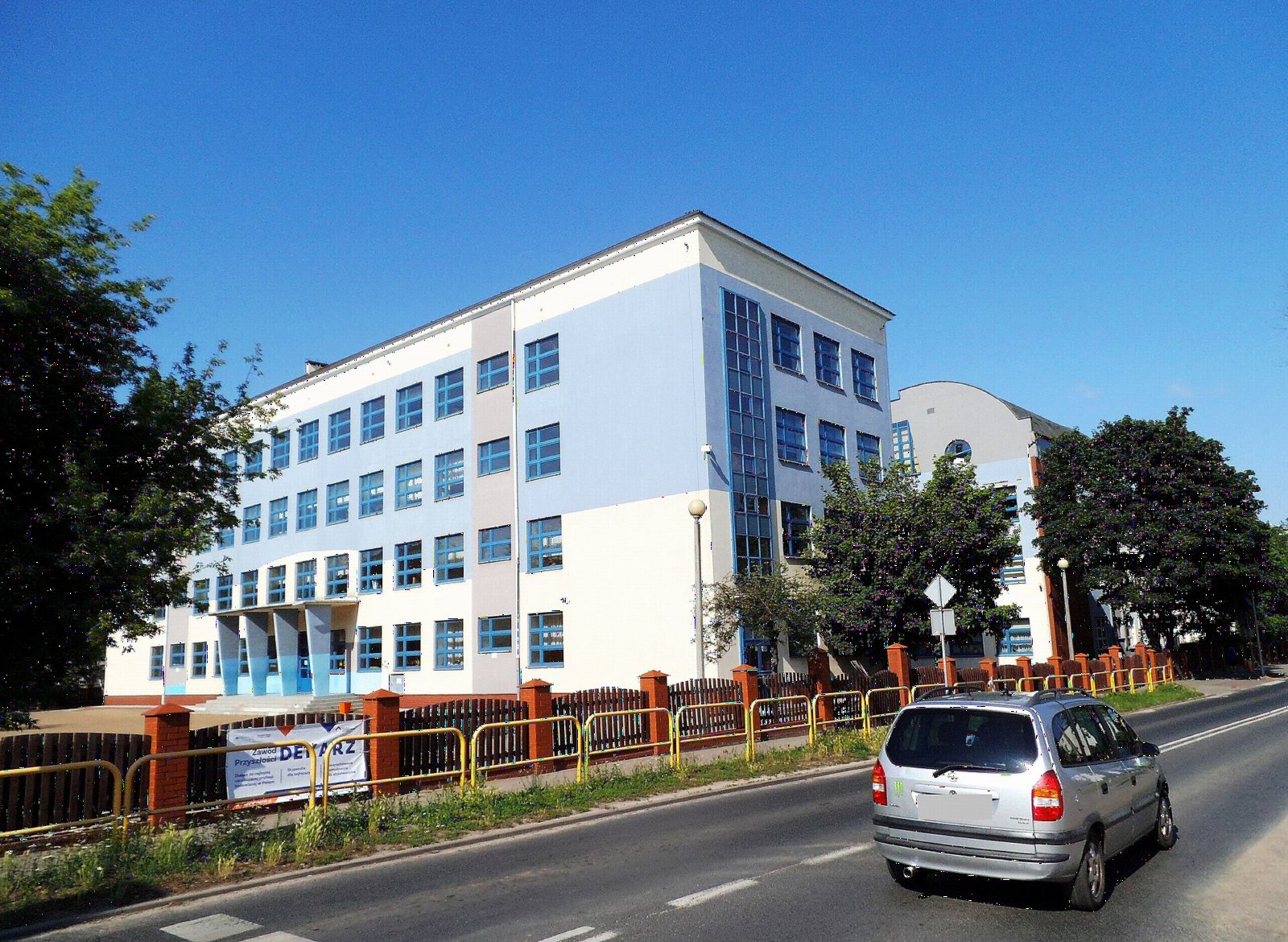 Budynek Szkoły Podstawowej nr 5 im. Romualda Traugutta przy ul. Żwirki i Wigury w Toruniu