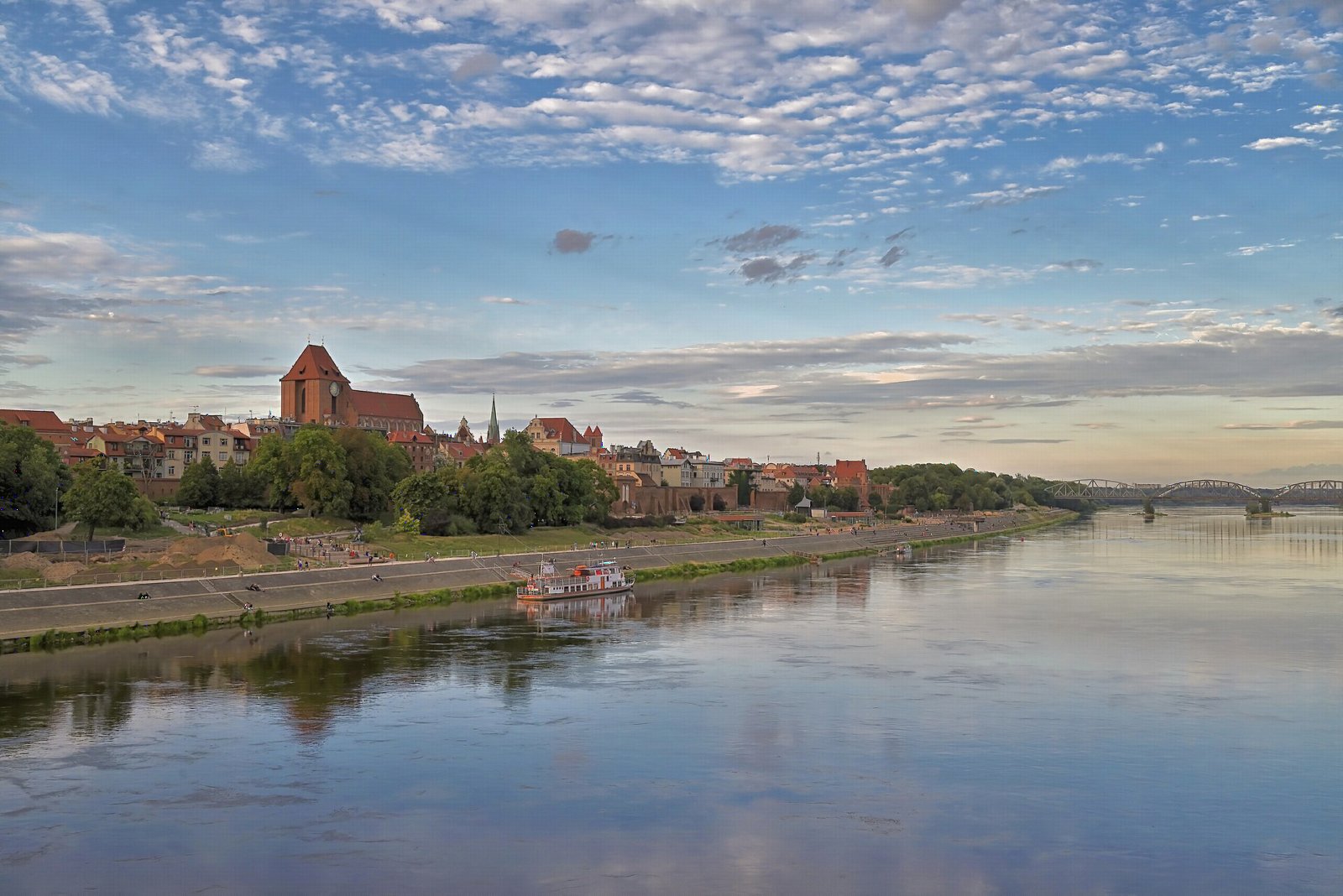 Widok z mostu im. Józefa Piłsudskiego na bulwar w trakcie przebudowy, 2023 r. Fot. Matthias Bethke, Wikimedia Commons, CC BY-SA 4.0